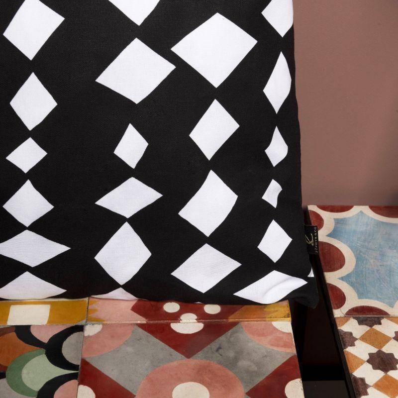 Housse de coussin en coton motif Kika black and white